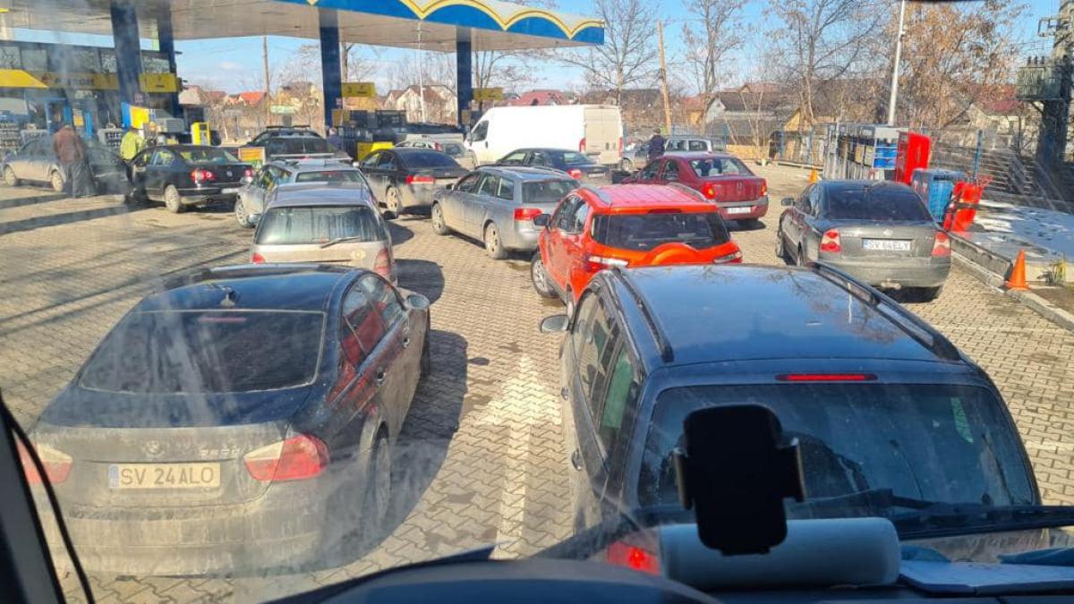 cresterea-pretului-la-combustibil-ii-sperie-pe-romani--soferii-au-luat-cu-asalt-benzinariile--cozi-uriase-nu-intrati-in-panica---foto-video-2