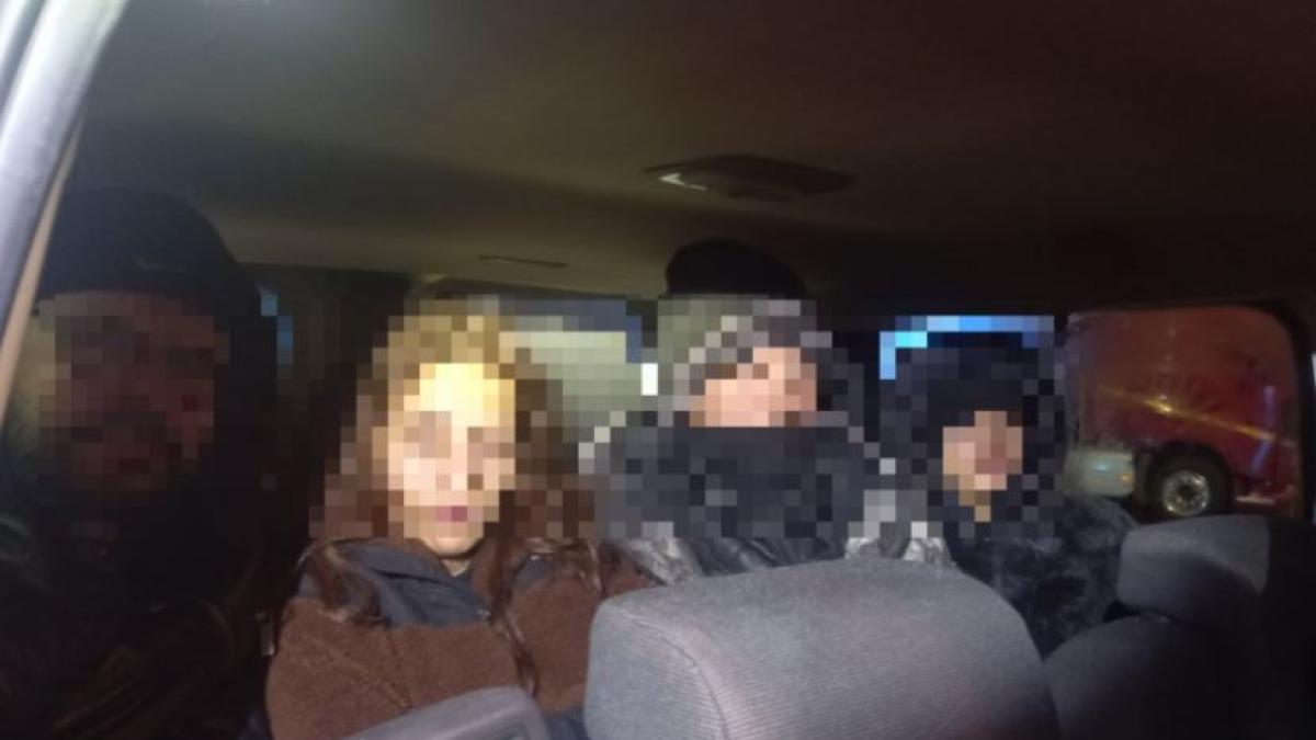 ungaria--microbuz-suspect--verificat-de-politistii-maghiari--soferul-roman-a-fost-pus-sub-acuzare