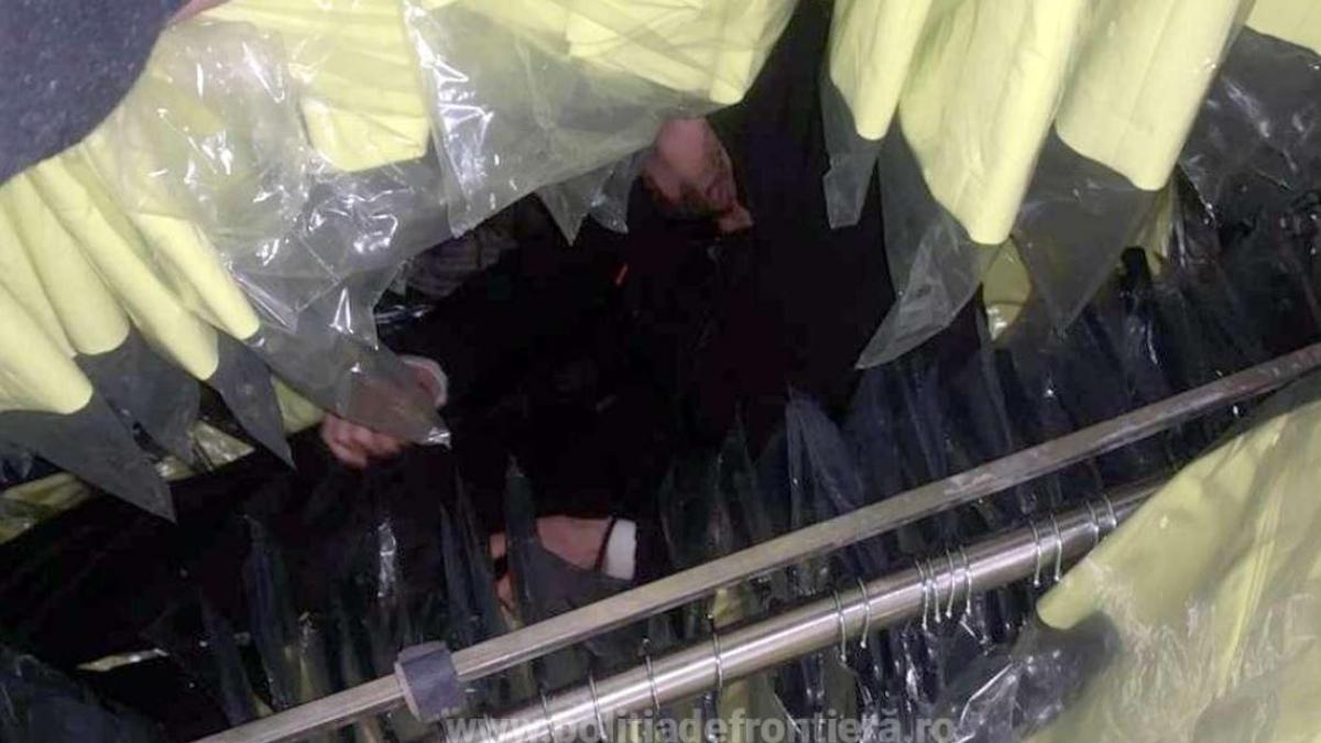 camion--in-drum-spre-spania--oprit-in-vama-nadlac--politistii-au-avut-parte-de-o-surpriza-cand-au-verificat-marfa