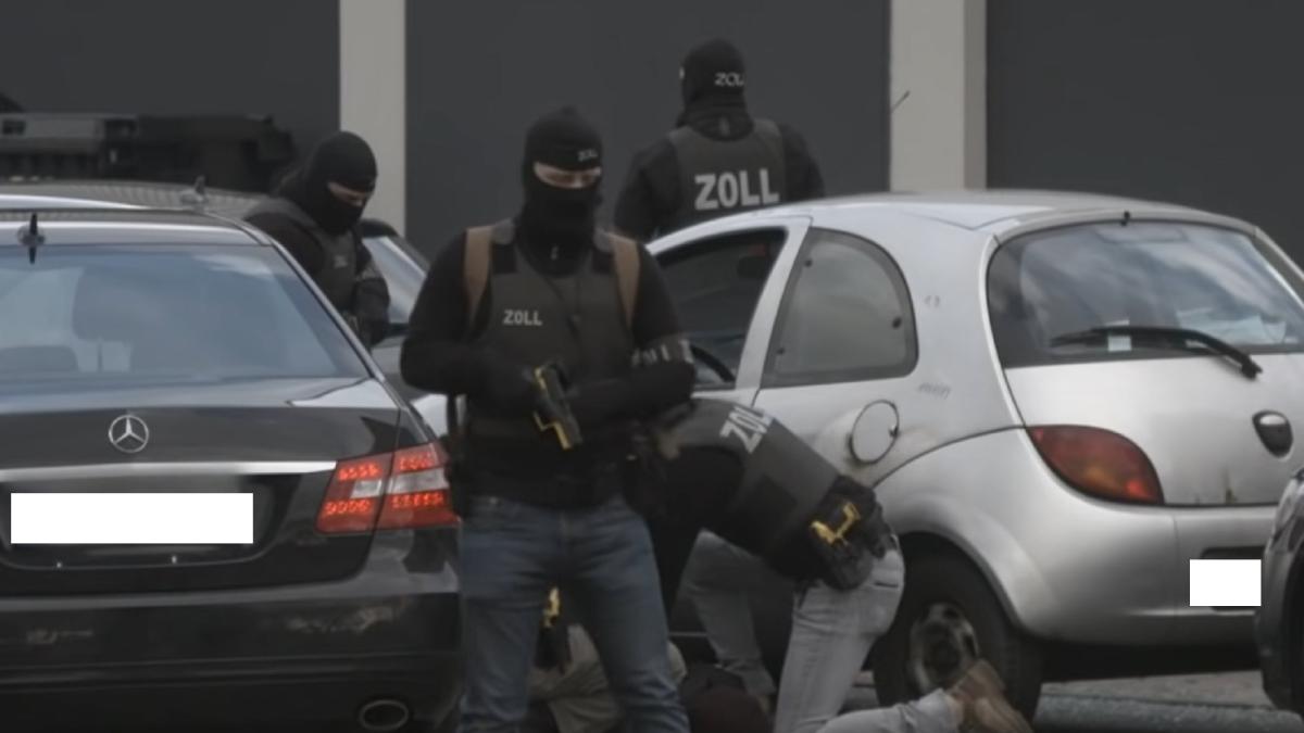 germania--banda-de-romani--spargere-ca-n-filme-cu-o-prada-uriasa--au-intrat-pe-acoperis-si-au-coborat-cu-o-franghie