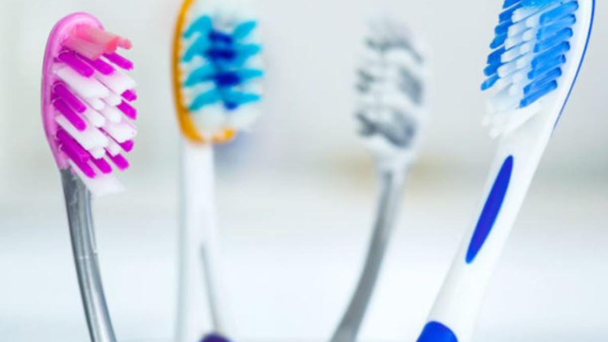 cum-sa-dezinfectam-periuta-de-dinti--cea-mai-rapida-metoda--fara-apa-de-gura--otet-si-bicarbonat-de-sodiu