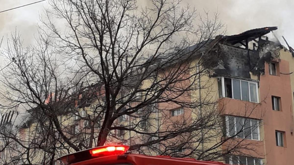 incendiu-de-proportii-la-mansarda-unui-bloc-din-timisoara--zeci-de-persoane--evacuate
