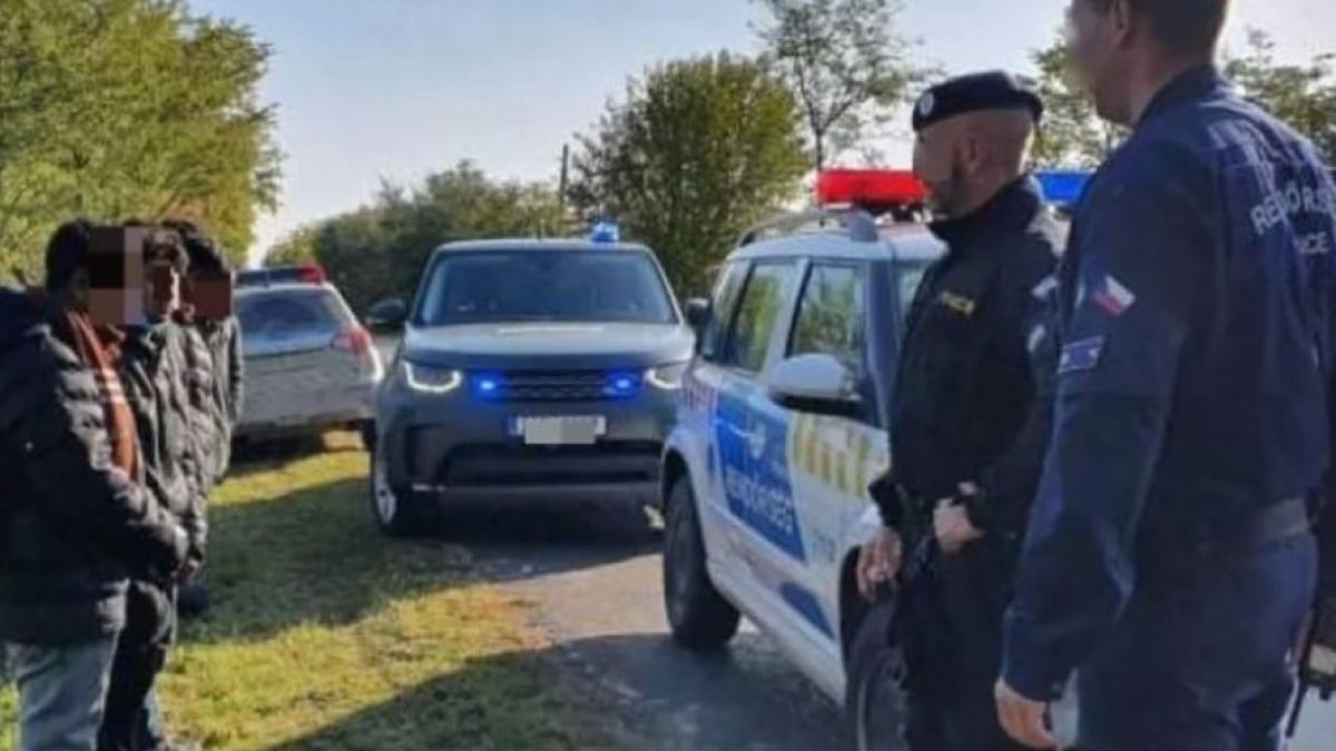 ungaria--automobil--tras-pe-dreapta-de-agenti--doi-romani-au-fost-dusi-la-sectia-de-politie-si-interogati