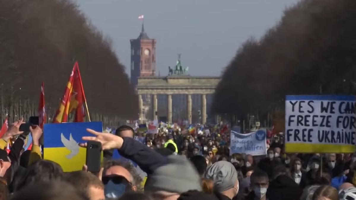 germania--zeci-de-mii-de-manifestanti-au-protestat-impotriva-razboiului-din-ucraina---video