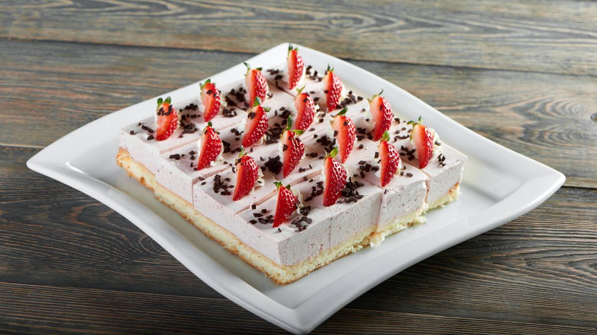 cum-sa-faci-rapid-tort-cu-iaurt-si-capsuni--fara-coacere--salvati-reteta-e-prajitura-perfecta-pentru-toate-gusturile-si-toate-varstele