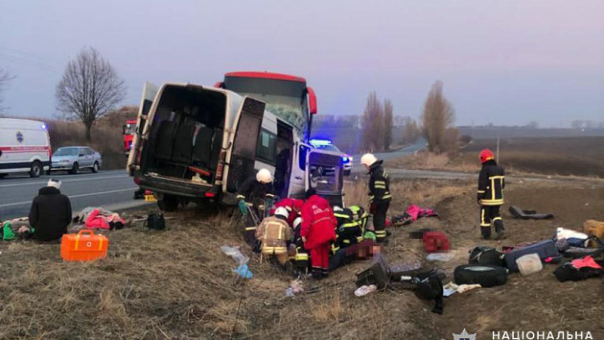 accident-infricosator-in-ucraina--un-autobuz-si-un-microbuz--care-evacuau-refugiati--s-au-izbit-frontal-sapte-morti-si-noua-raniti---foto-1