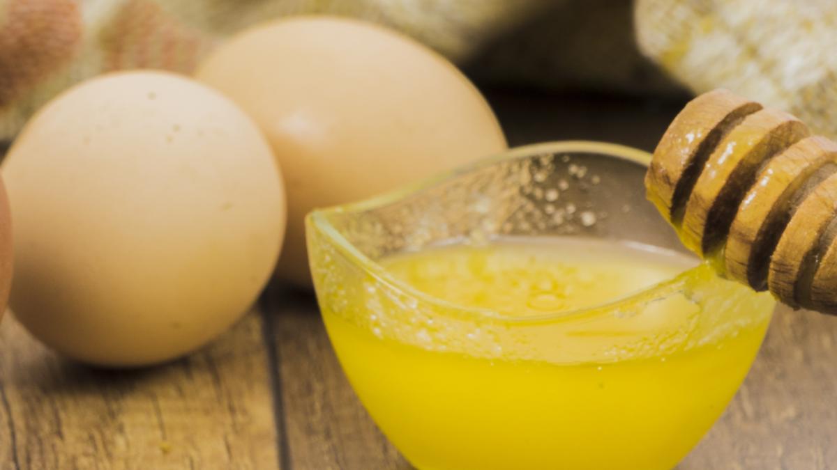 amesteca-un-ou-cu-o-lingura-de-miere--trucurile-fabuloase-care-iti-vor-lua-ani-de-zile-de-pe-fata