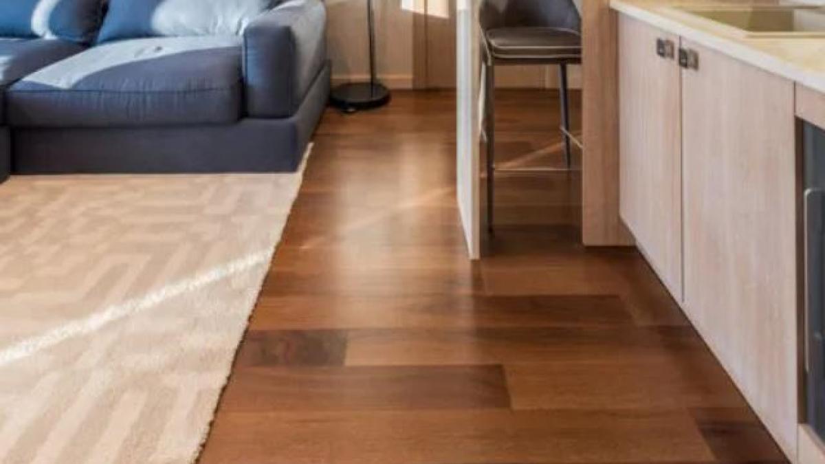 cum-sa-indepartam-zgarieturile-si-petele-de-pe-parchet--un-remediu-natural-si-un-truc-de-al-bunicii-ne-vine-in-ajutor