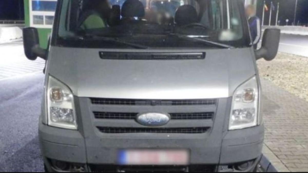 ungaria--un-roman-a-incercat-sa-treaca-granita--la-volanul-unui-microbuz-cu-numere-false-de-inmatriculare