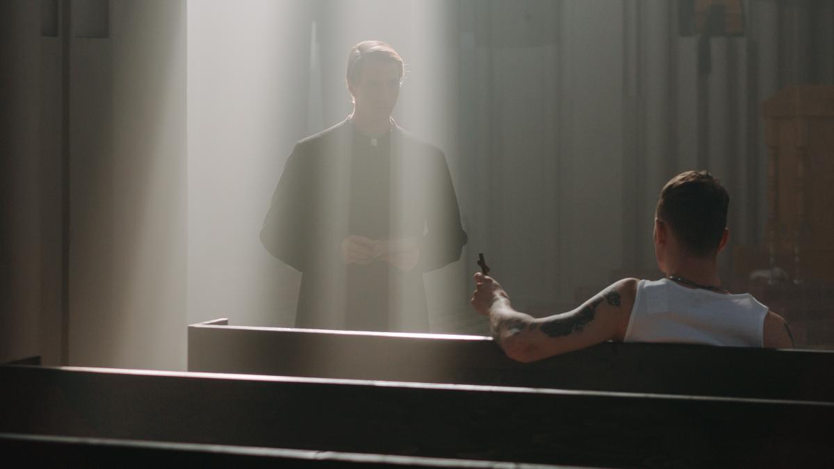 italia--cinci-romani-au-extorcat-un-preot--dupa-ce-l-au-filmat-la-intalnirile-fierbinti-cu-unul-dintre-ei--conationalii-l-au-lasat-fara-170-000-de-euro