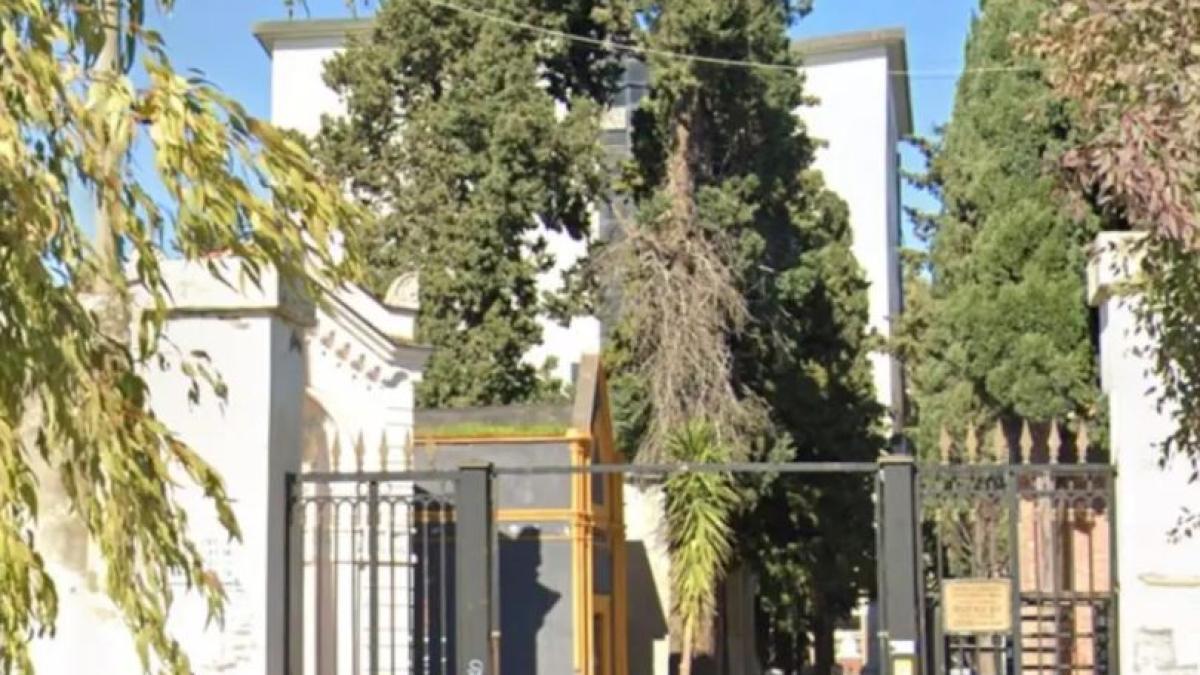 italia--doi-romani--prinsi-in-timp-ce-furau-flori-din-cimitir--acuzati-de-profanare-de-morminte