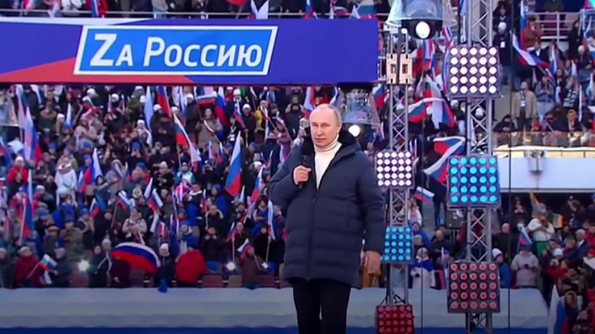 cat-costa-geaca-de-lux-purtata-de-putin-in-fata-a-zeci-de-mii-de-oameni--valoreaza-mai-mult-decat-salariul-minim-pe-2-ani-in-rusia-1