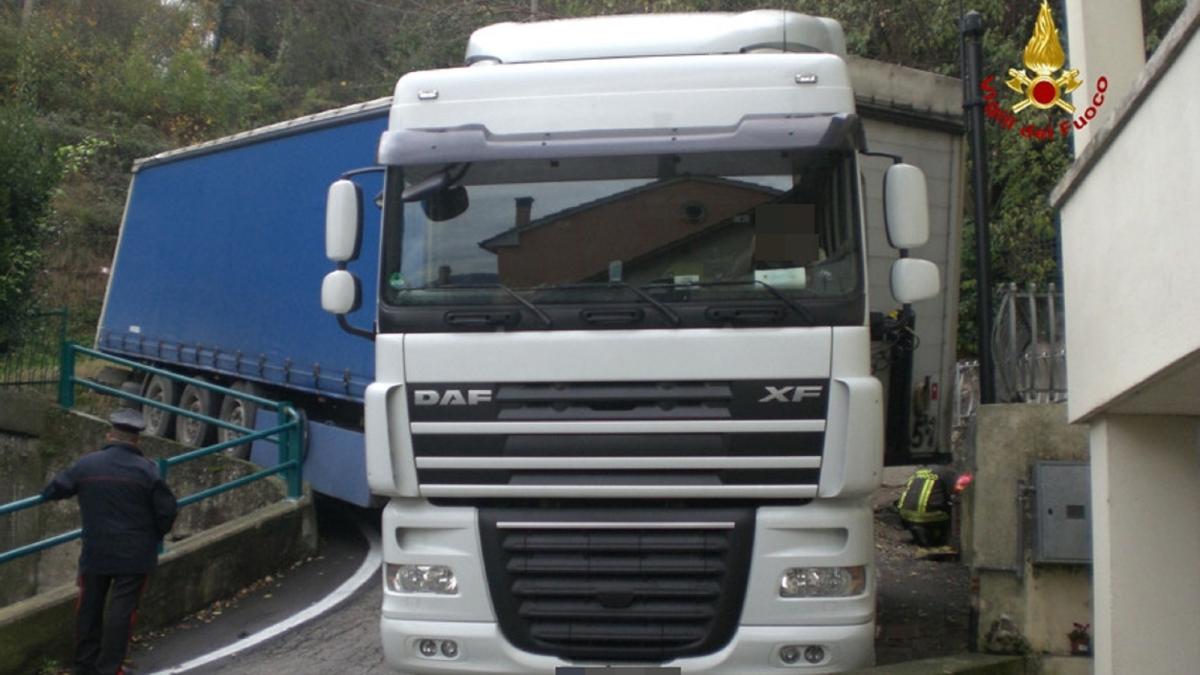 italia--un-sofer-roman-de-tir-a-facut-haos-pe-o-straduta-ingusta-a-lovit-cu-mastodontul-balcoane-si-masini-parcate