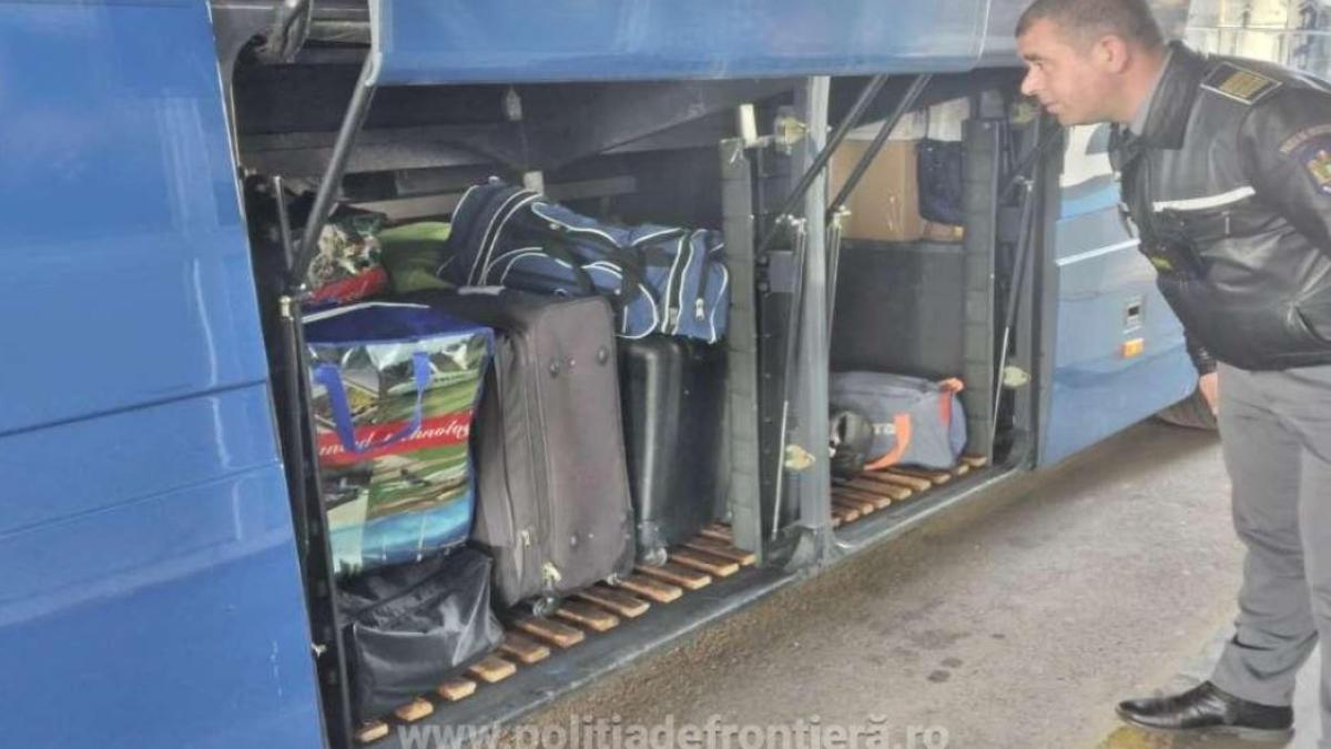 autocar--verificare-la-intrarea-in-romania--politistii-au-fost-uimiti-dupa-ce-deschis-cala-pentru-bagaje