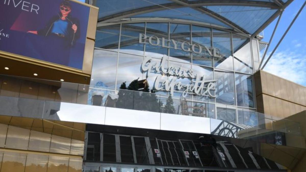 franta--un-roman-a-da-iama-in-haine-de-designer--prada-de-800-de-euro