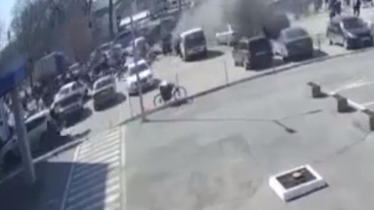 mai-multe-persoane--care-stau-la-coada-sa-primeasca-ajutoare-in-harkov--lovite-de-o-racheta--sase-morti