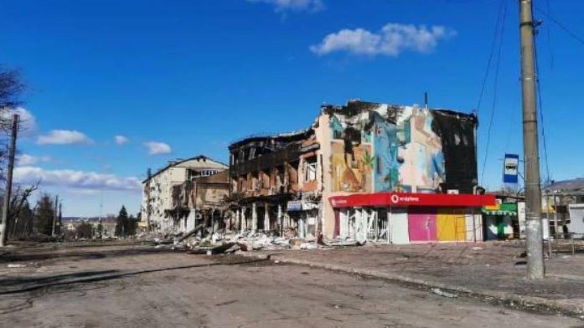 orasul-ucrainean-izium--ras-de-pe-fata-pamantului--rusii-bombardeaza-ruinele-cladirilor