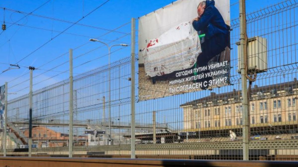 rusii-care-ajung-la-kaliningrad--intampinati-cu-imagini-ale-razboiului-din-ucraina-sursa-profimedia