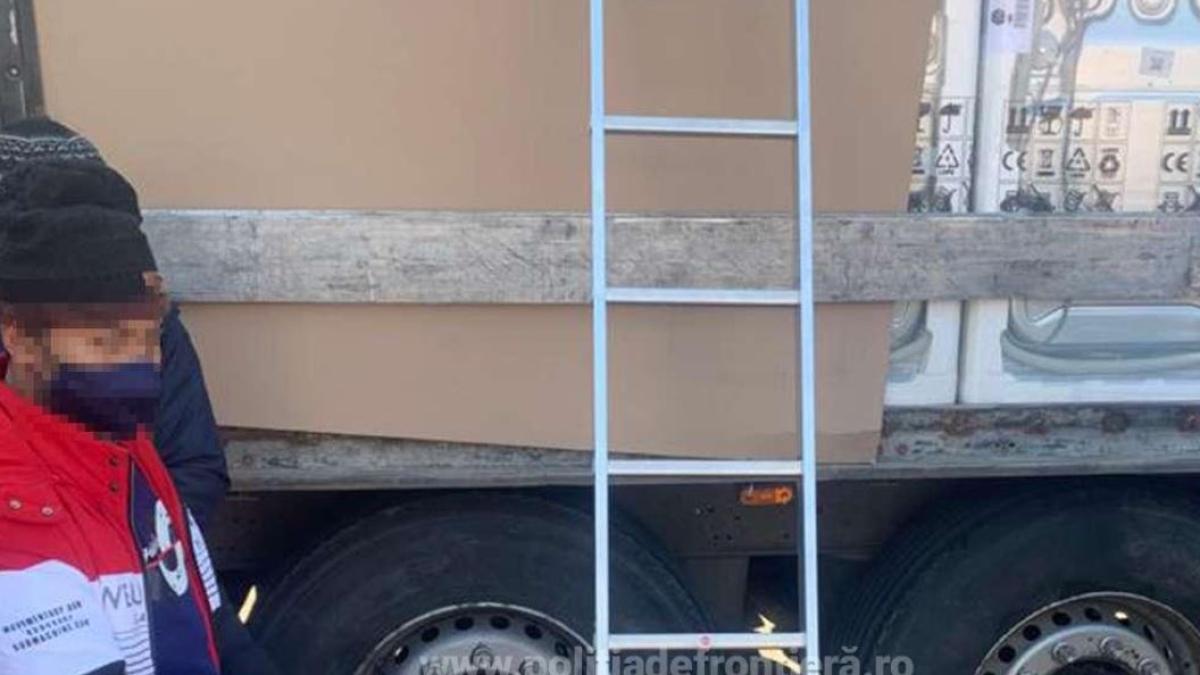 tir--in-drum-spre-italia--verificat-la-frontiera--soferul-s-a-ales-cu-dosar-penal--dupa-ce-politistii-au-verificat-marfa