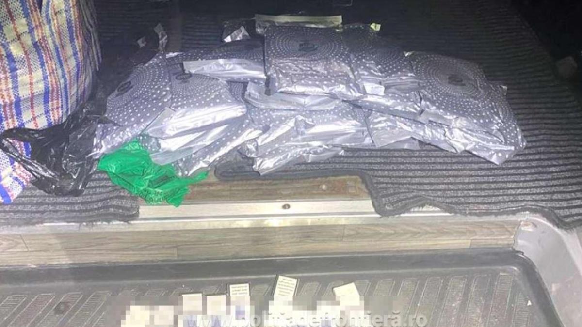 autoturism--burdusit-cu-tutun-pentru-narghilea--verificat-de-politistii-de-frontiera--soferul-s-a-ales-cu-dosar-penal