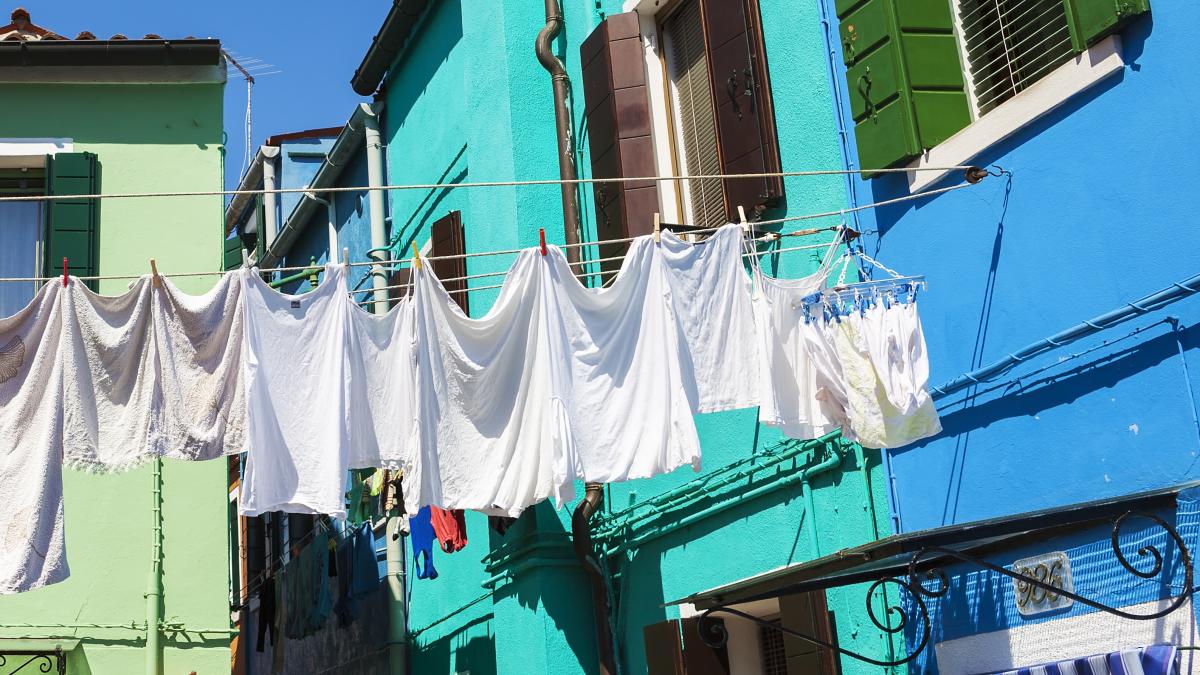 cum-sa-albiti-hainele-la-soare-cu-lamaie-si-apa-aceasta-este-cel-mai-bun-truc