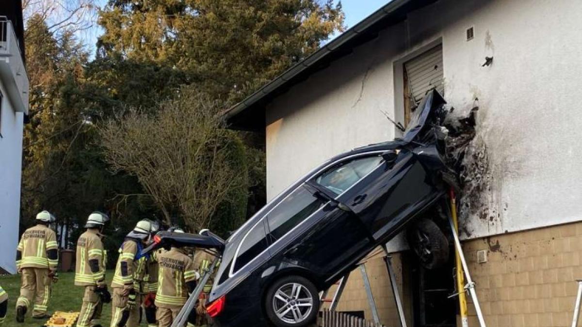 germania--un-sofer-s-a-infipt-cu-masina-in-peretele-unei-case--barbatul-a-murit-pe-loc