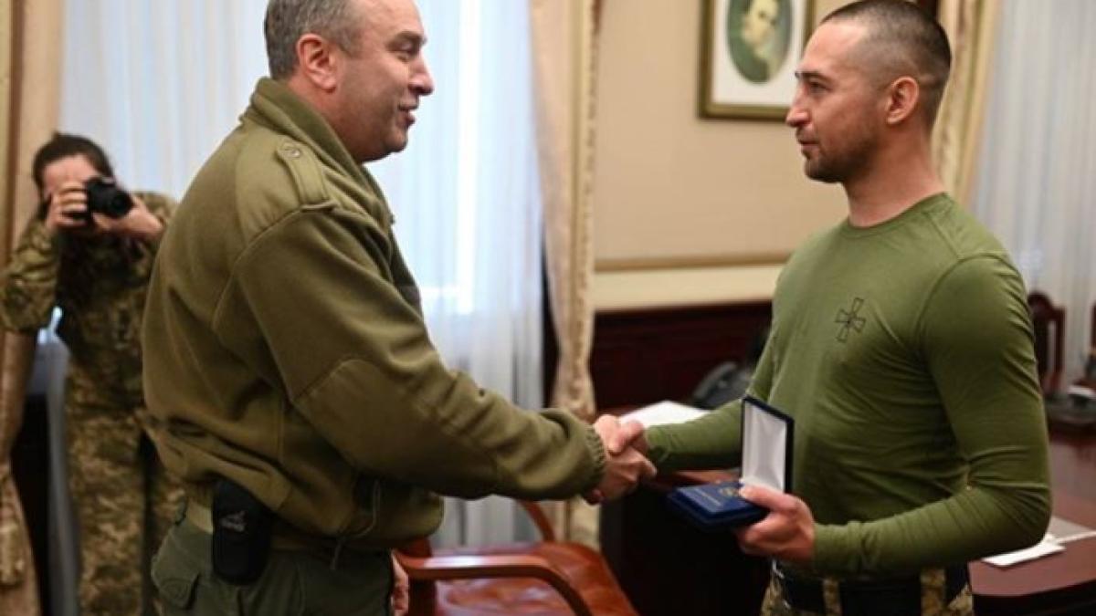 granicerul-de-pe-insula-serpilor--care-a-injurat-nava-de-razboi-ruseasca-s-a-intors-acasa-roman-este-un-erou