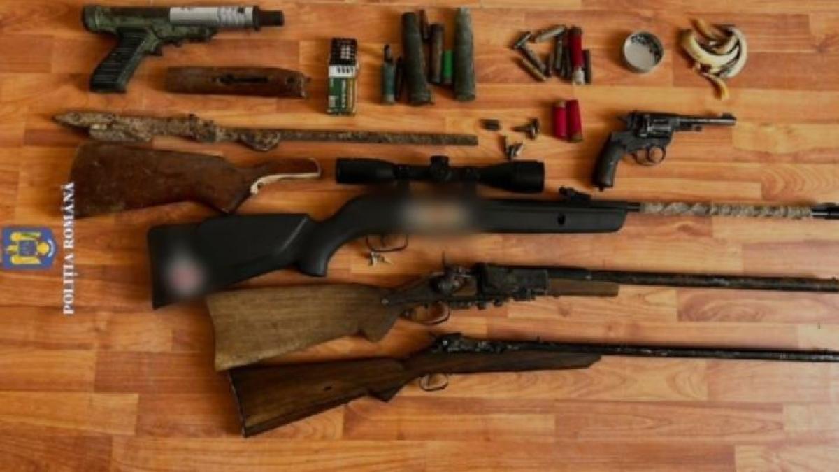 politistii-au-descins-la-domiciliile-unor-romani--arme-si-munitie-de-razboi--descoperite-in-timpul-perchizitiilor