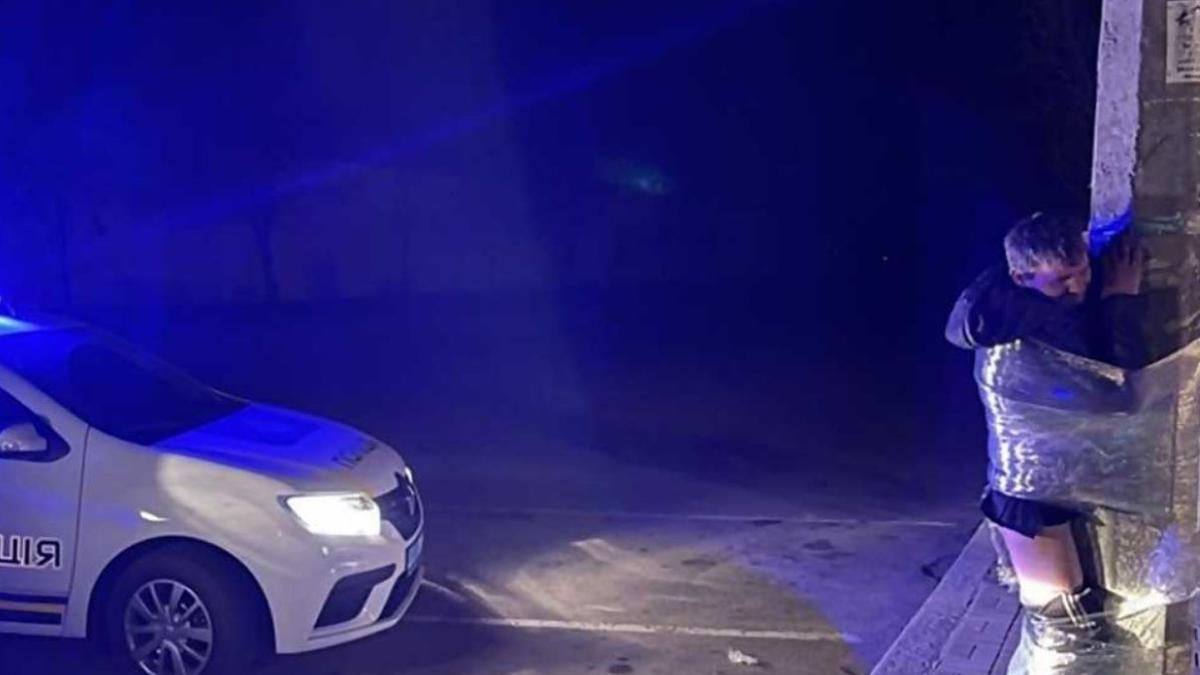 ucraina--hotii-care-jefuiesc-casele-parasite-si-magazinele--legati-de-stalpi-si-batuti