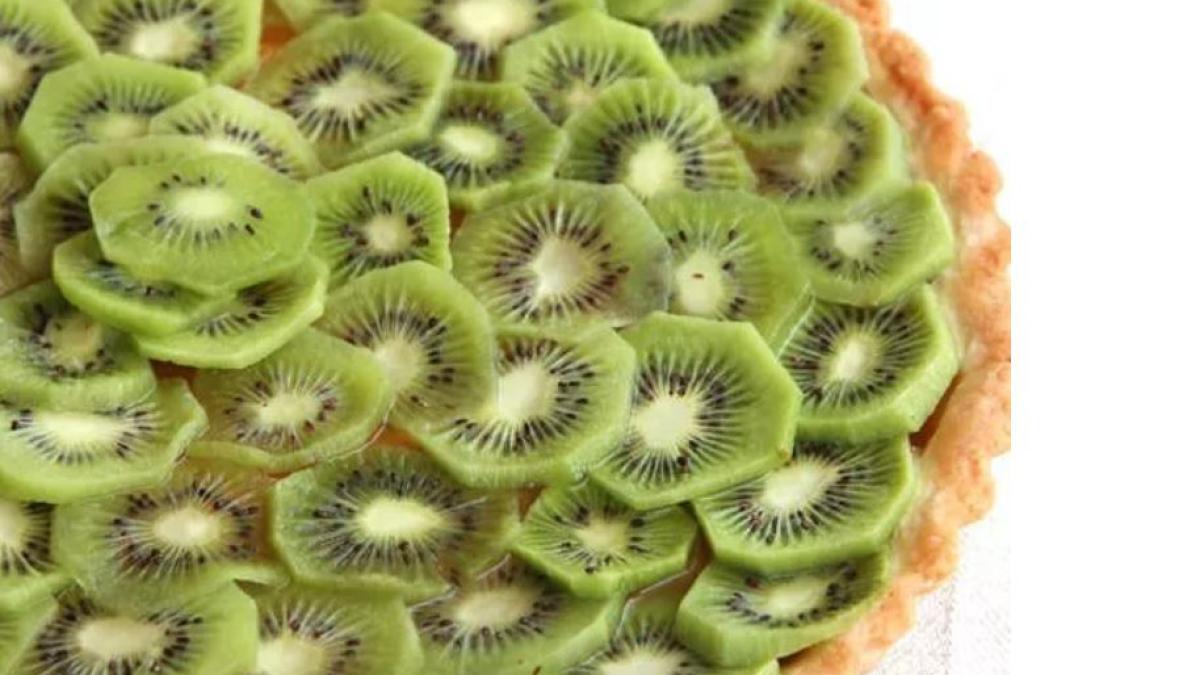 tarta-cu-kiwi--un-desert-delicios--bogat-in-vitamina-c--uita-de-umplutura-traditionala-si-foloseste-un-borcan-cu-gem