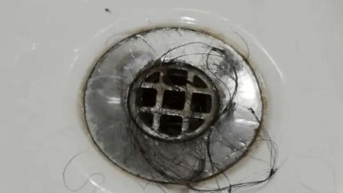 cum-sa-indepartezi-parul-si-scamele-din-scurgerea-dusului-fara-efort--ai-nevoie-de-3-ingrediente-pe-care-le-ai-in-casa