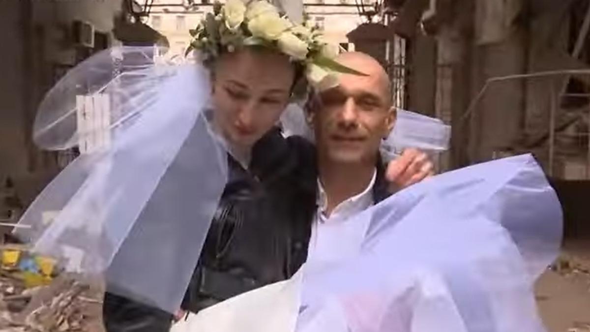 un-cuplu-ucrainean-si-a-sarbatorit-nunta-printre-daramaturi