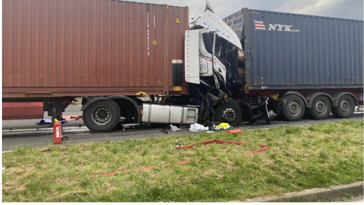 franta--sofer-roman-de-tir--mort-intr-un-cumplit-accident-cu-un-alt-camion--trupul-neinsufletit-scos-dupa-o-ora-din-fiarele-contorsionate