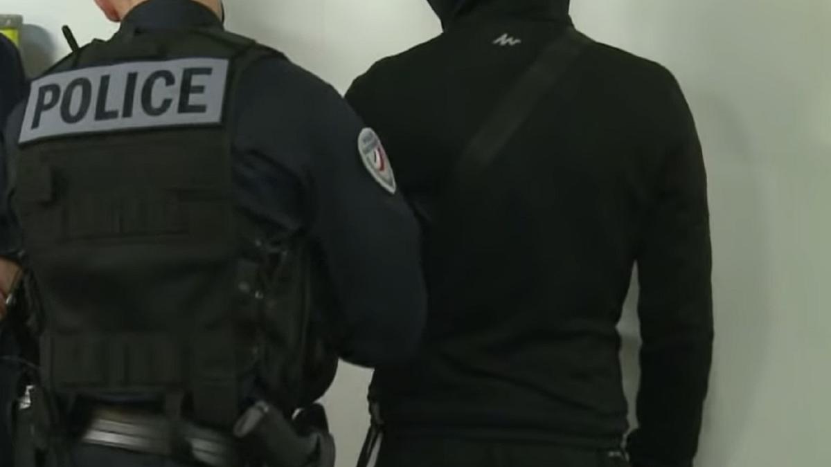 franta--roman--condamnat-pentru-violenta--a-amenintat-ca-isi-arunca-fetita-de-3-ani-si-si-a-bagat-prietenul-in-portbagaj-dupa-un-barbut