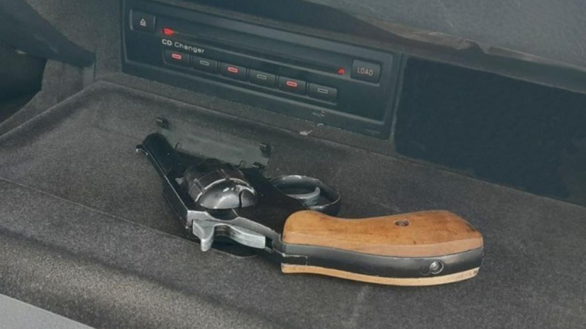 germania--roman--prins-cu-cu-un-revolver-incarcat--ascuns-in-masina--luat-la-intrebari--pasagerul-a-lesinat