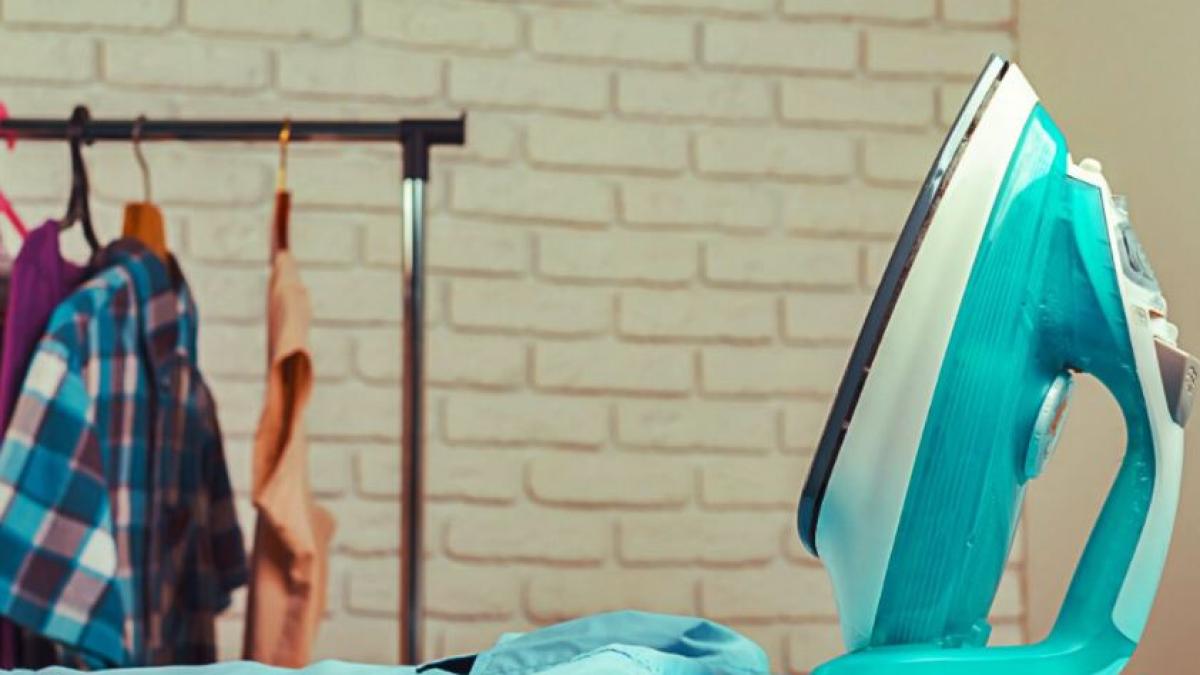 haine-si-cearsafuri-parfumate-si-fara-cute--adauga-cateva-picaturi-minune-in-apa-fierului-de-calcat-si-vei-fi-uimit-de-rezultate