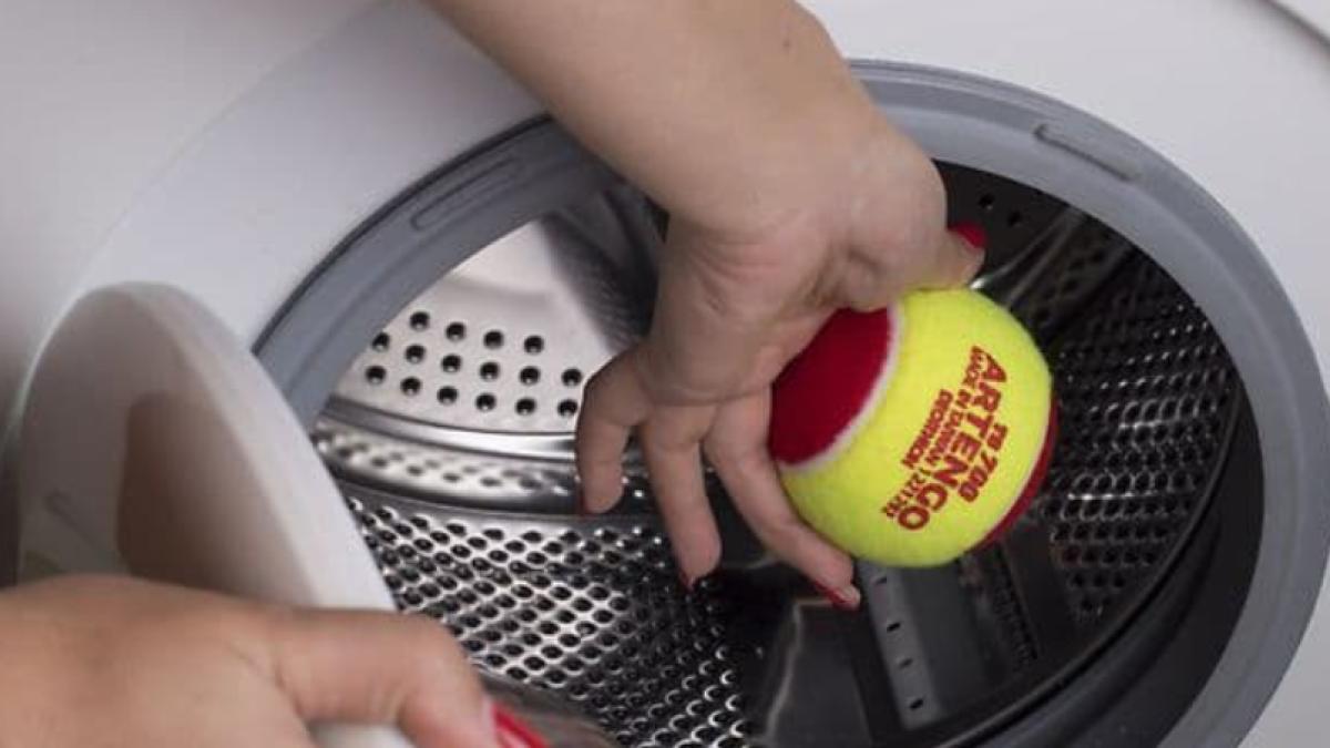 pune-cateva-mingi-de-tenis-in-masina-de-spalat-atunci-cand-bagi-rufele-un-truc-genial--care-te-scapa-de-multe-batai-de-cap