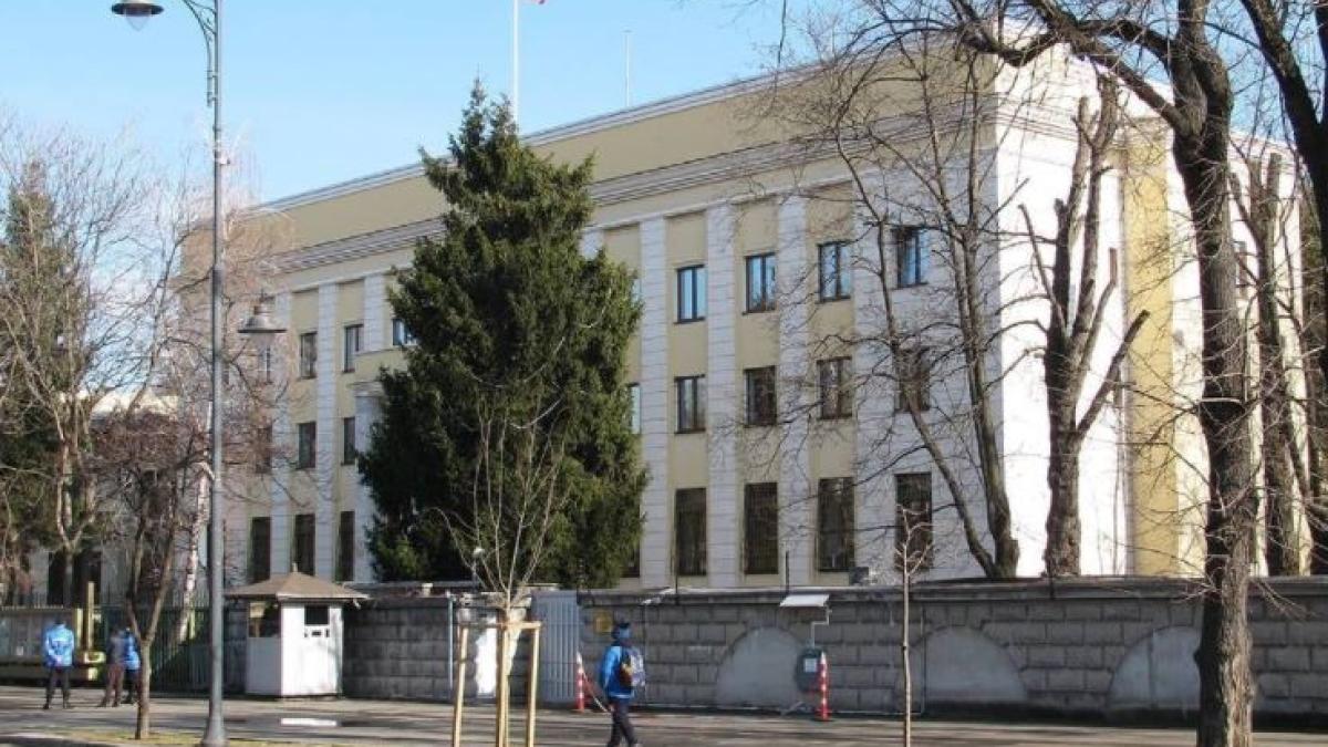 reactia-ambasadei-rusiei--dupa-ce-o-masina-in-gardul-misiunii-diplomatice--act-sub-influenta-unei-explozii-de-isterie-anti-rusa