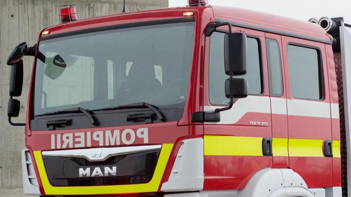 o-masina-de-pompieri--aflata-in-misiune--s-a-rasturnat-intr-o-curte-din-comarnic--trei-salvatori-au-fost-raniti