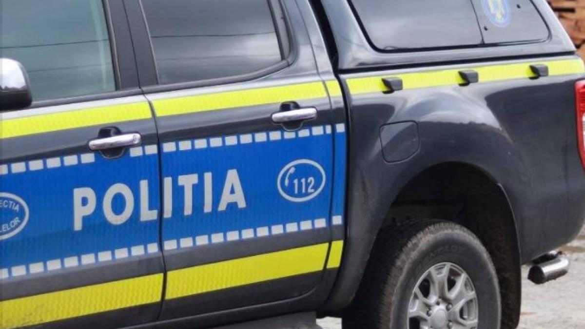 un-politist-roman-s-a-ales-cu-dosar-penal--dupa-ce-a-furat-doua-odorizante-auto-si-un-cablu-dintr-un-magazin
