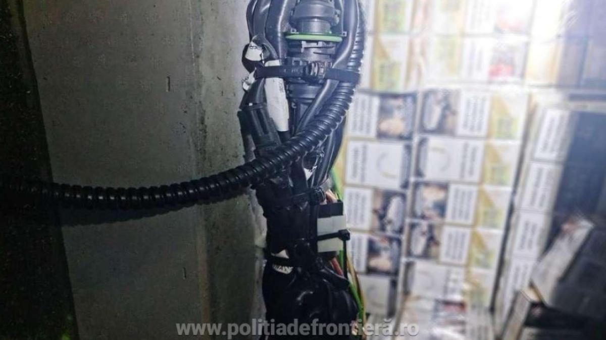 autocar--in-drum-spre-belgia--oprit-la-frontiera--ce-au-gasit-politistii-in-podeaua-mijlocului-de-transport