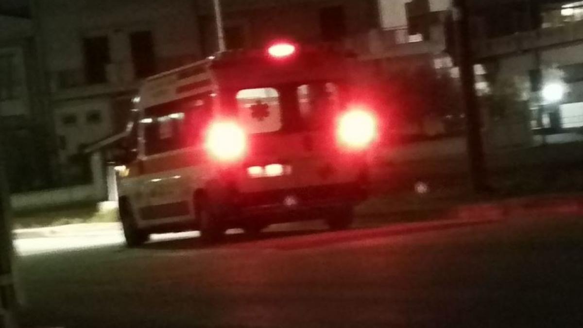 italia--roman--cu-fata-umflata-si-plin-de-rani--gasit-zacand-pe-o-strada--barbatul--dus-in-stare-grava-la-spital