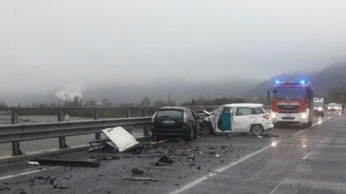 accident-groaznic-in-italia--trei-morti-dupa-ce-doua-masini-s-au-ciocnit-puternic
