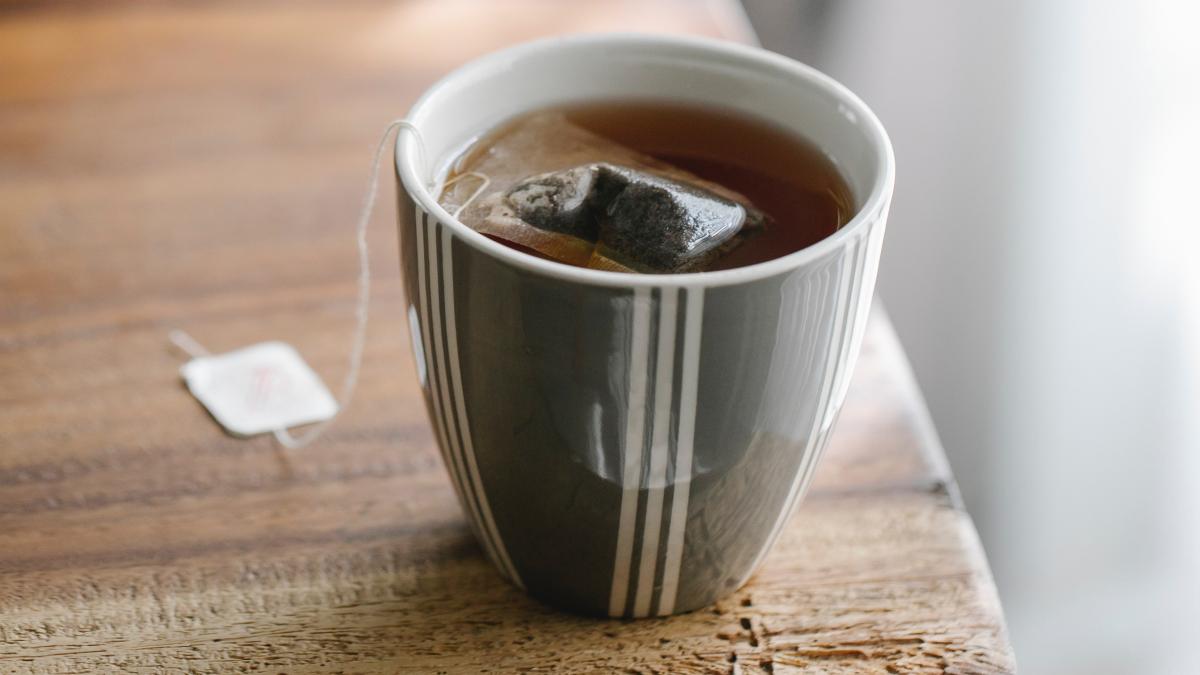 pune-un-pliculet-de-ceai-in-toaleta-trucul-neasteptat-al-bunicilor--cu-un-efect-wow