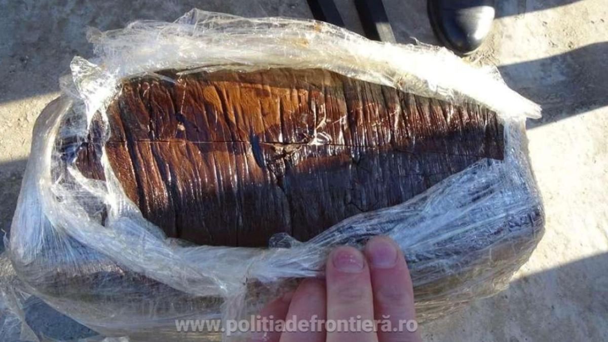 cateva-zeci-de-kilograme-de-opiu--de-peste-600-000-de-euro--descoperite-intr-un-camion--la-intrarea-in-tara