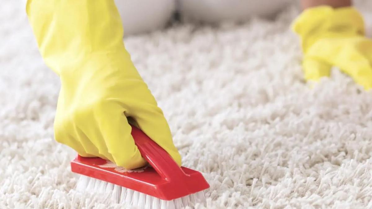 cum-sa-curatati-covoarele-cu-remedii-naturale--adaugati-cateva-picaturi-minune-in-galeata-cu-apa-si-treceti-la-treaba-