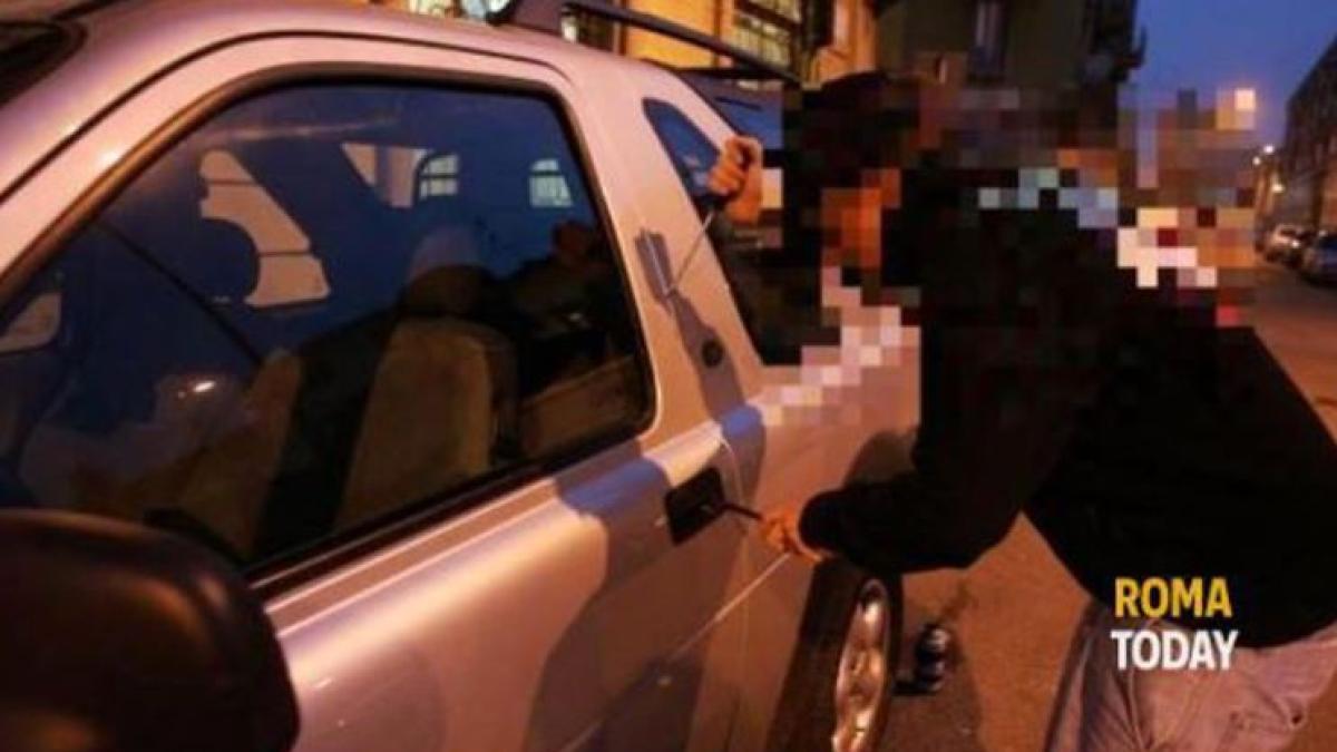 italia--moldovean--prins-in-flagrant-de-politisti--in-timp-ce-demonta-piesele-si-accesoriile-de-la-o-masina