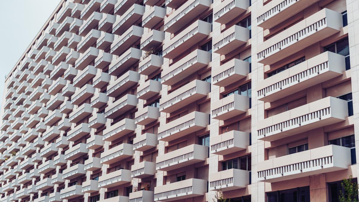 o-chiriasa-romanca-a-lasat-fara-120-000-de-euro-si-fara-bijuterii-pe-proprietara-apartamentului-asa-mi-am-dat-seama-ca-sunt-escroci