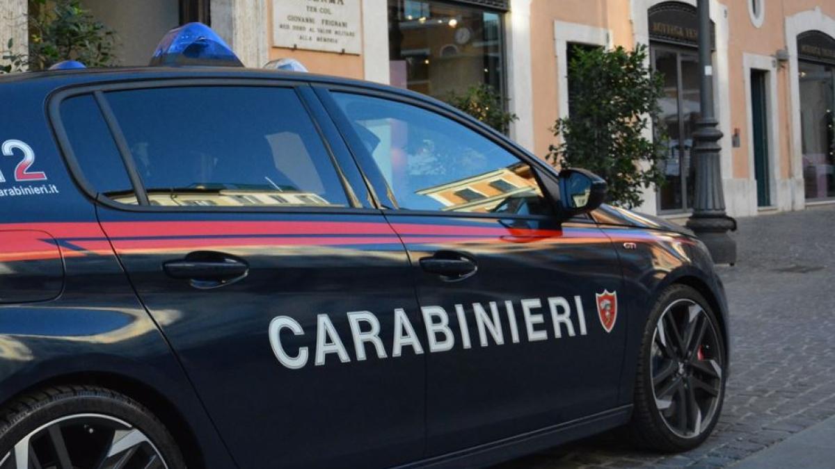 italia--roman--traficant-de-droguri--saltat-de-carabinieri--depozit-de-substante-interzise--descoperit-in-casa-suspectului