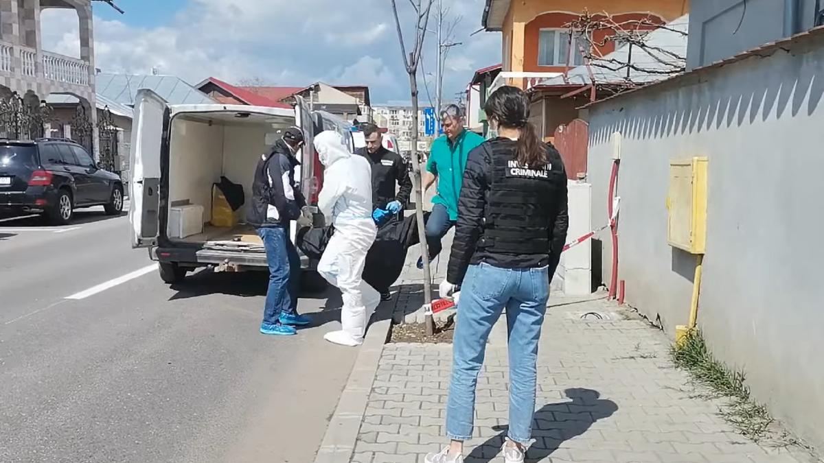 un-roman-si-fiica-sa--gasiti-injunghiati-in-casa
